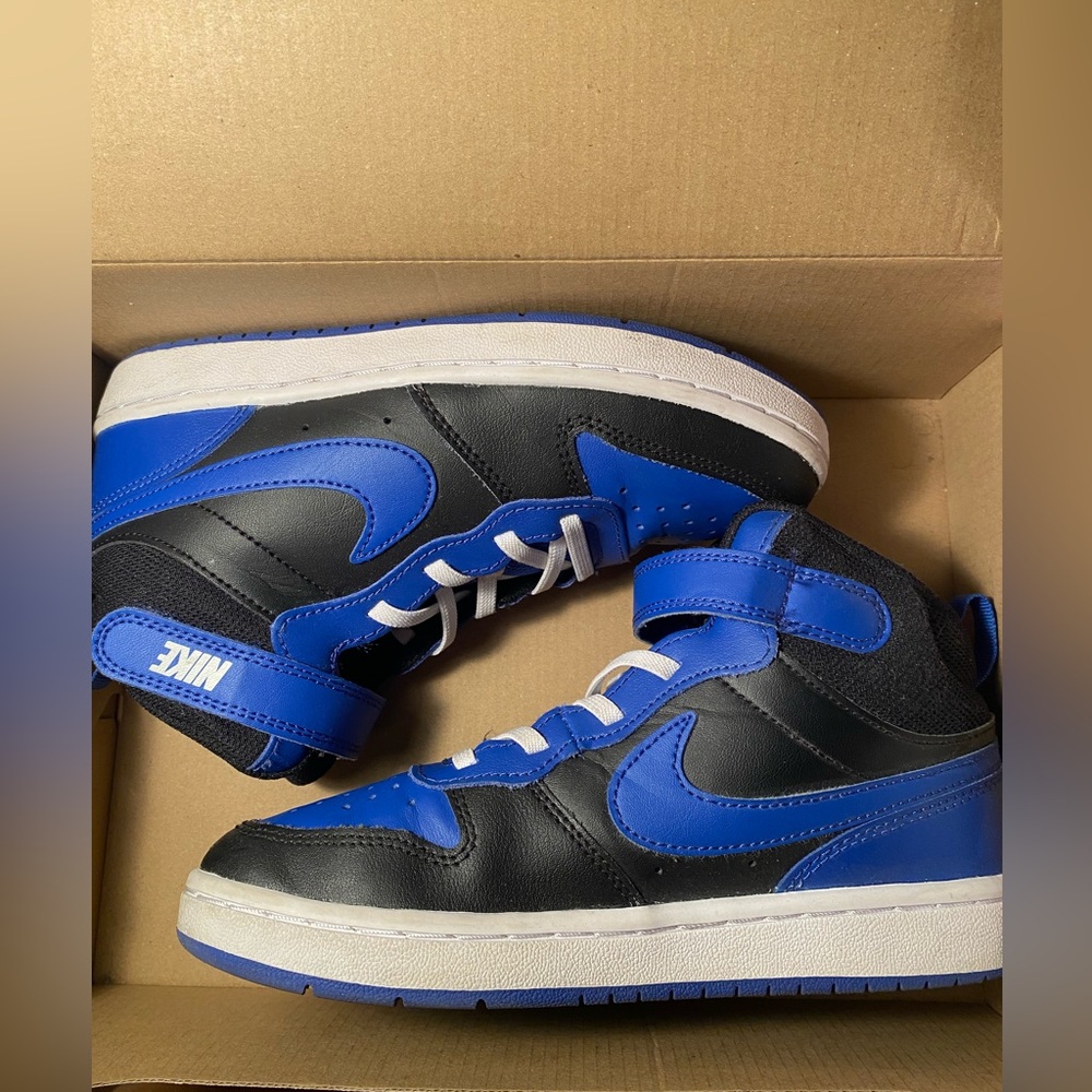 Nike Court Borough Mid 2. Size 2.5 Boys Youth.